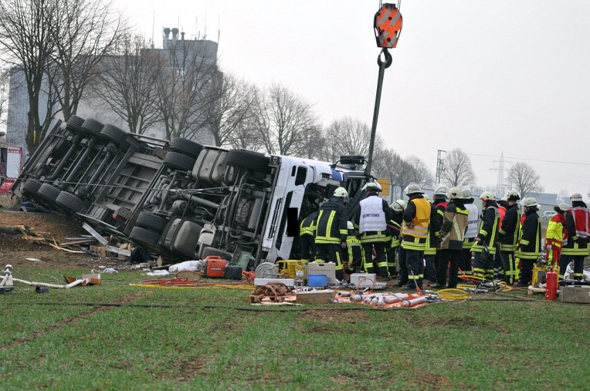 Einsatz BF Koeln VU Noervenich B477 LKW umgestuerzt P41.JPG